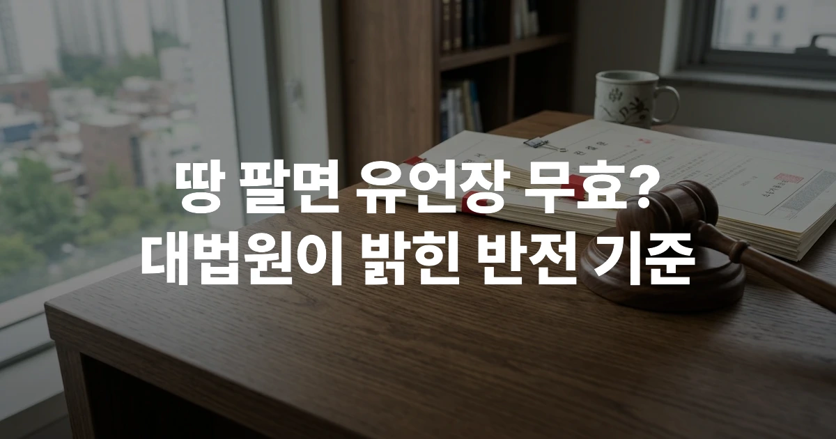 법률 서류와 나무 망치가 책상 위에 놓여 있는 모습